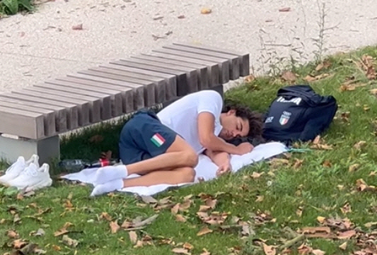 세계에서 가장 섹시한 수영 선수라는 별명을 가지고 있는 이탈리아 수영 선수 토마스 세콘이 공원에서 낮잠을 자는 모습이 공개됐다.   [후세인 알리레자 인스타그램 캡처]